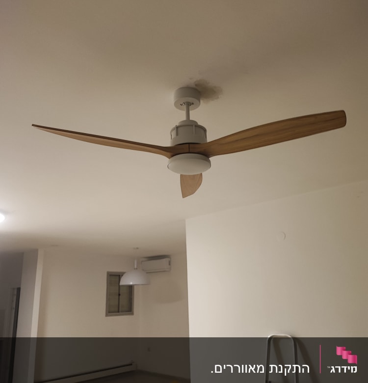 מאוורר תקרה מותקן עם כנפיים מעץ